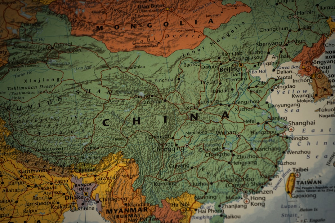 象征地图未标记的三岔路口，表现人生抉择的迷茫与不确定。