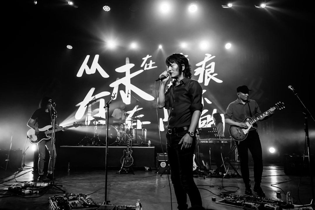 米津玄师在演唱会上的表演画面