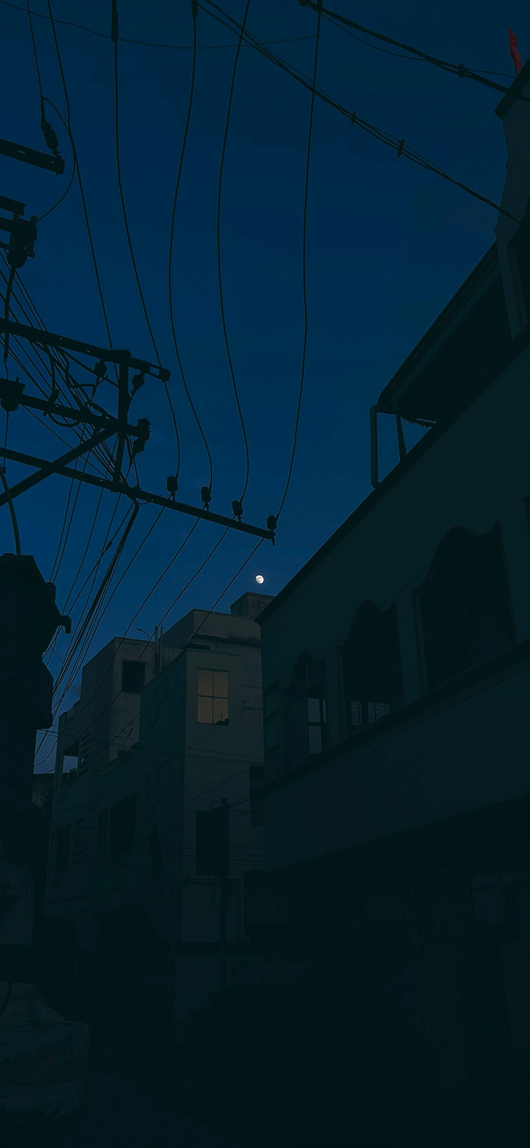 夜の街で泣くイメージ